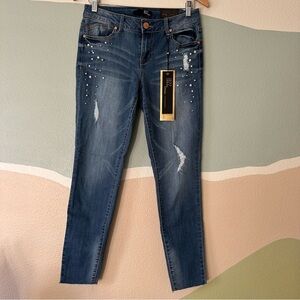 1822 Distressed Pearl Skinny Jean